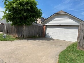 2122 Meench Dr in Moore, OK - Building Photo - Building Photo