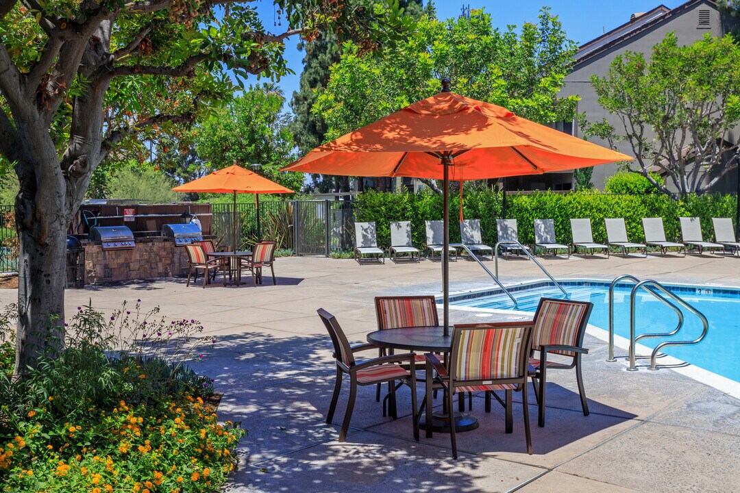 Rose Pointe Apartments in Fullerton, CA - Foto de edificio