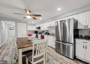 300 Long Cove Ln in Essex, MD - Building Photo - Building Photo