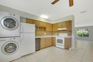 1919 Doffer Ln in North Palm Beach, FL - Building Photo