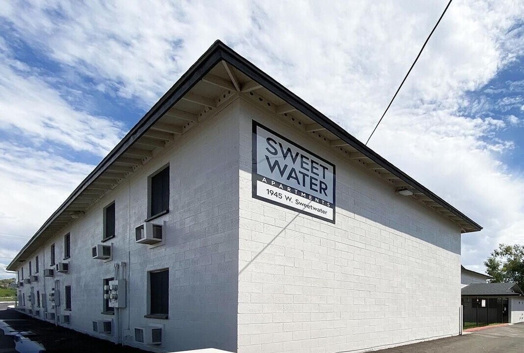 1945 W Sweetwater Ave in Phoenix, AZ - Building Photo