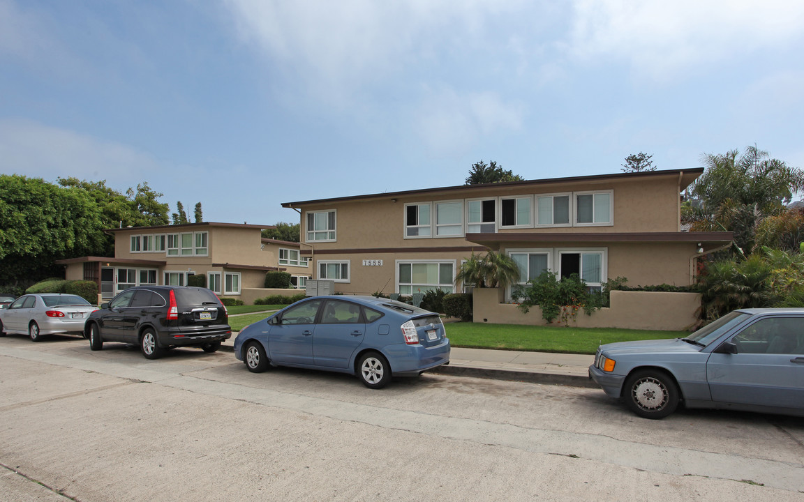 Herschel Apartments in La Jolla, CA - Building Photo