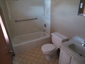 4 Orchard St in Manchester, CT - Building Photo - Building Photo
