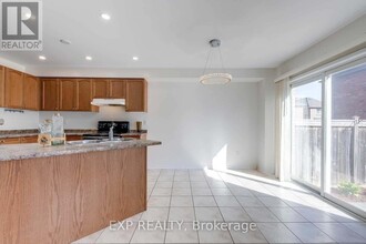 2300 Saddlecreek Crescent in Oakville, ON - Building Photo - Building Photo