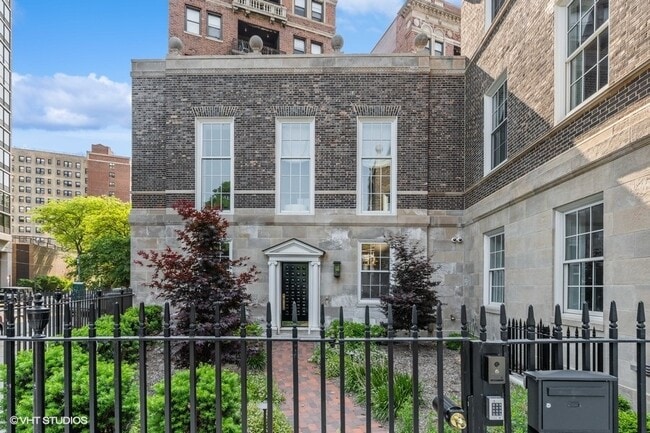 2700 N Lakeview Ave in Chicago, IL - Building Photo - Building Photo