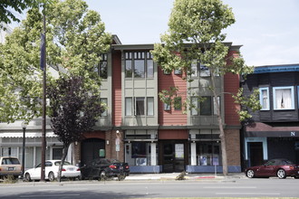 Adeline Street Apartments in Berkeley, CA - Foto de edificio - Building Photo