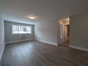 542 W Surf St, Unit 519 in Chicago, IL - Building Photo - Building Photo