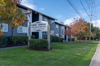 Sandy Terrace Apartments in Portland, OR - Foto de edificio - Building Photo