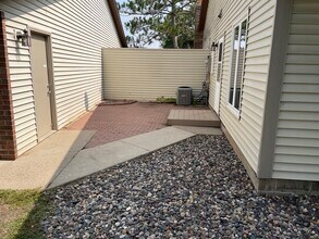 4702 Markham Pt in Eagan, MN - Foto de edificio - Building Photo