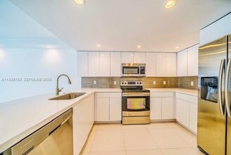 555 NE 15th St, Unit 17F in Miami, FL - Foto de edificio - Building Photo