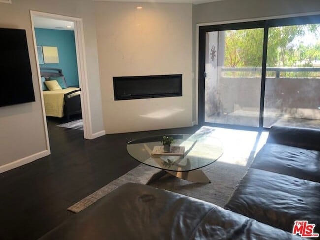 8300 Manitoba St in Los Angeles, CA - Building Photo - Building Photo