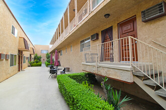 Northgate Apartments in Canoga Park, CA - Building Photo - Building Photo