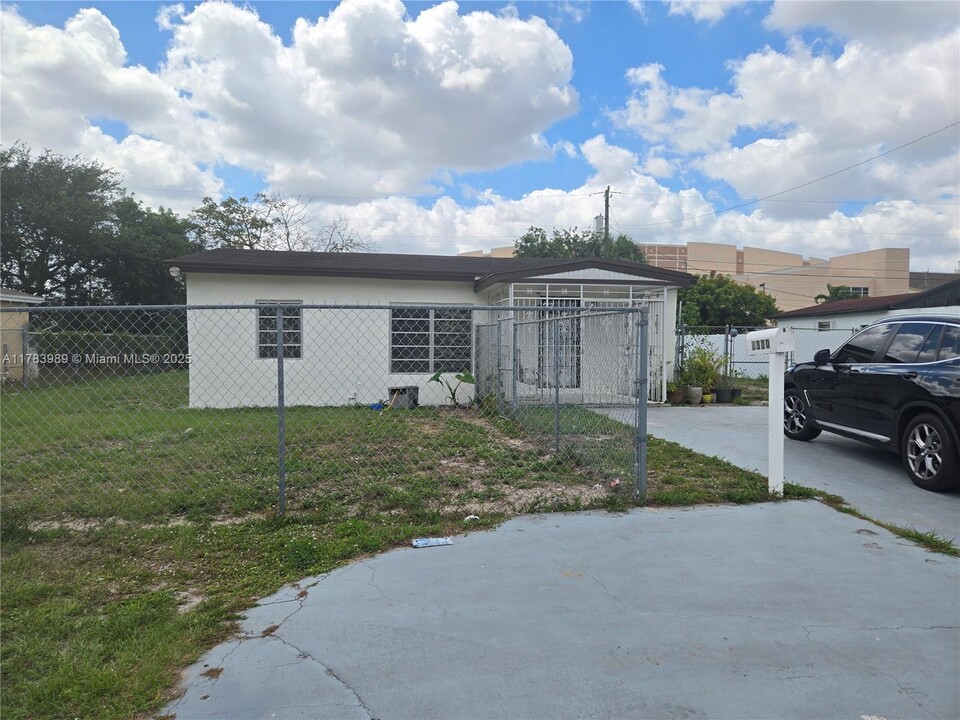 3310 NW 214th St in Miami Gardens, FL - Foto de edificio
