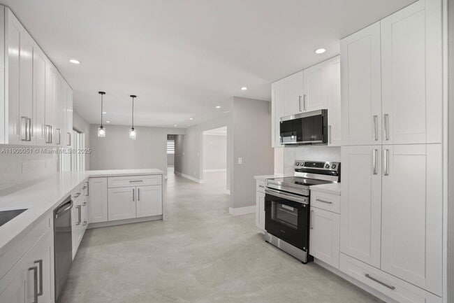 8081 SW 139th Ter in Palmetto Bay, FL - Building Photo - Building Photo