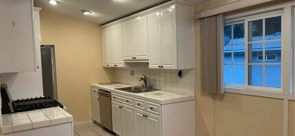 18556 Community St, Unit 3 in Northridge, CA - Building Photo - Building Photo