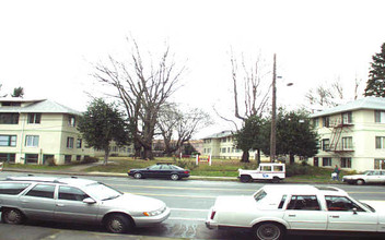 Park Lawn Apartments in Portland, OR - Building Photo - Building Photo