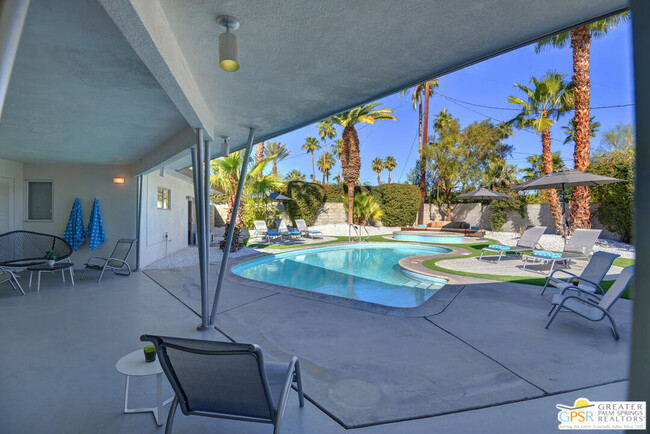 1112 N Avenida Caballeros in Palm Springs, CA - Building Photo - Building Photo