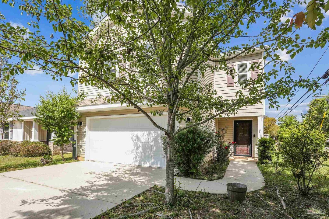 499 Portside Dr in Pensacola, FL - Building Photo