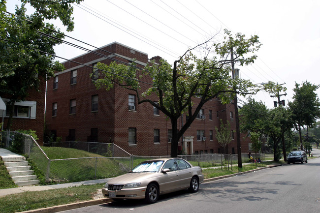 811 Barnaby St SE in Washington, DC - Building Photo - Building Photo