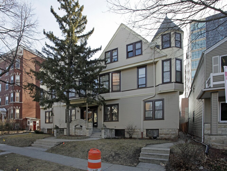 1830 N Oakland Ave in Milwaukee, WI - Building Photo
