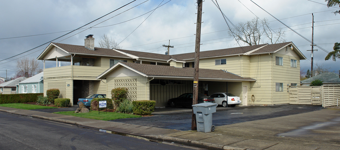 El Fiason Villa in Albany, OR - Building Photo