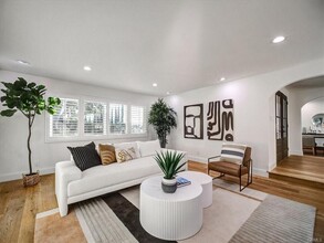 4732 Del Moreno Dr in Los Angeles, CA - Building Photo - Building Photo