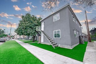 250 E 79th St in Los Angeles, CA - Building Photo