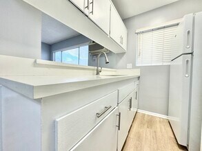 12309 Burbank Blvd in Los Angeles, CA - Building Photo - Building Photo