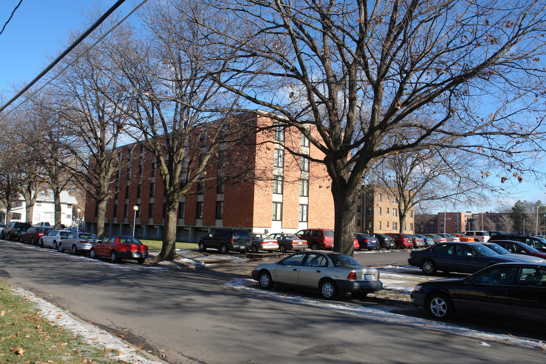 Ross Residence Hall in Des Moines, IA - Building Photo