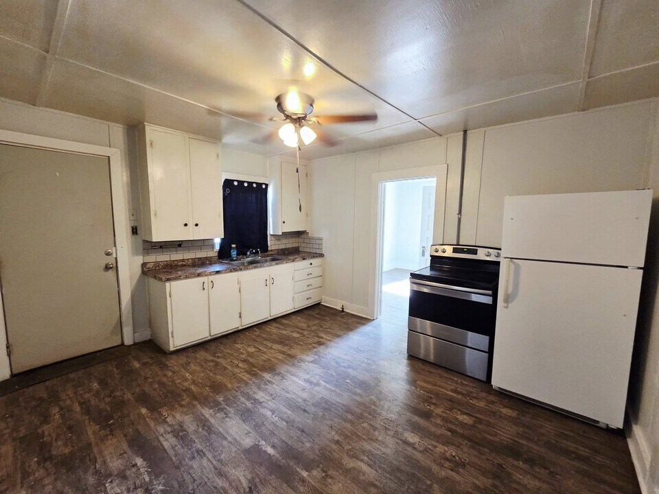1002 Runnels St, Unit A in Big Spring, TX - Building Photo