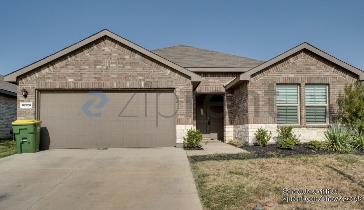 10328 Ft Croghan Trl in Crowley, TX - Building Photo