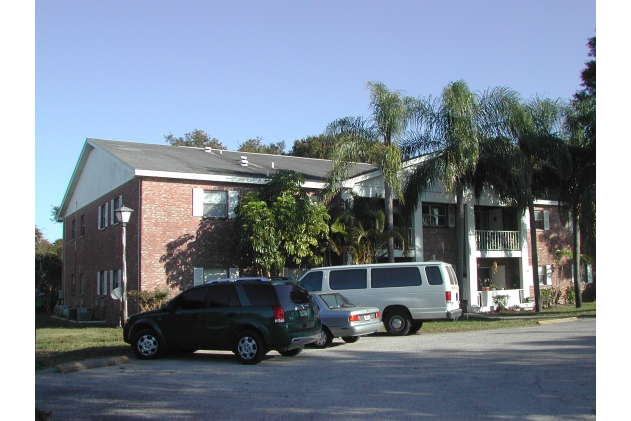 Williamsburg Ford Manor Apartments in Clearwater, FL - Building Photo - Building Photo