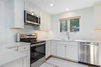 117 Indian Ave in Portsmouth, RI - Building Photo - Building Photo