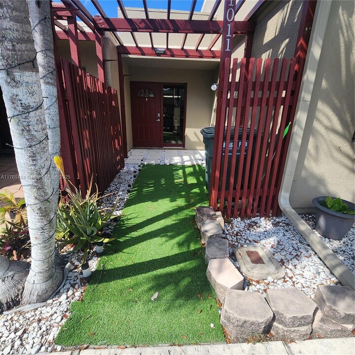 11011 S Lakeview Dr in Pembroke Pines, FL - Building Photo