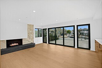 4017 Channel Pl in Newport Beach, CA - Foto de edificio - Building Photo