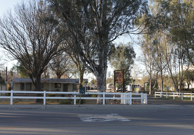 Casa De Moble in Lake Elsinore, CA - Foto de edificio - Building Photo