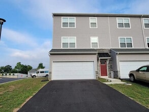 4616 Commerce St in Temple, PA - Foto de edificio - Building Photo