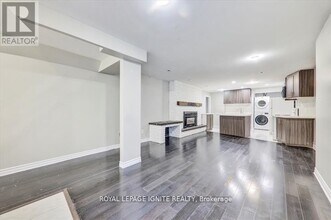 36 Hillside Dr in Brampton, ON - Building Photo - Building Photo