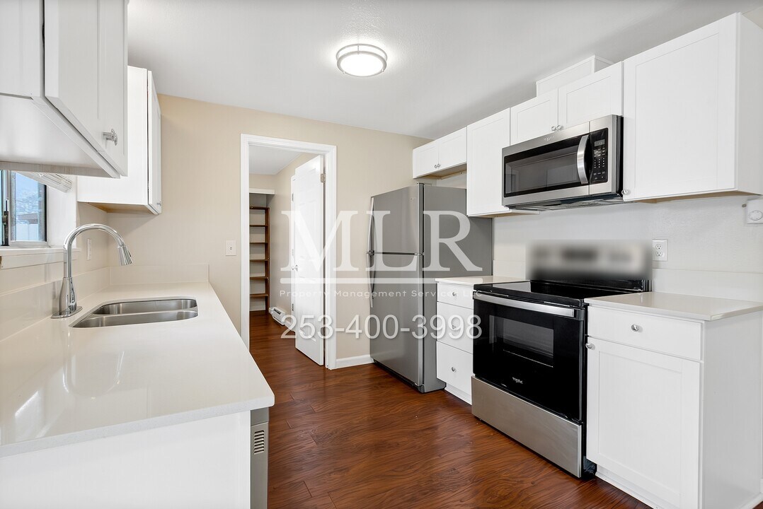 2026 14th Ave NW in Puyallup, WA - Building Photo