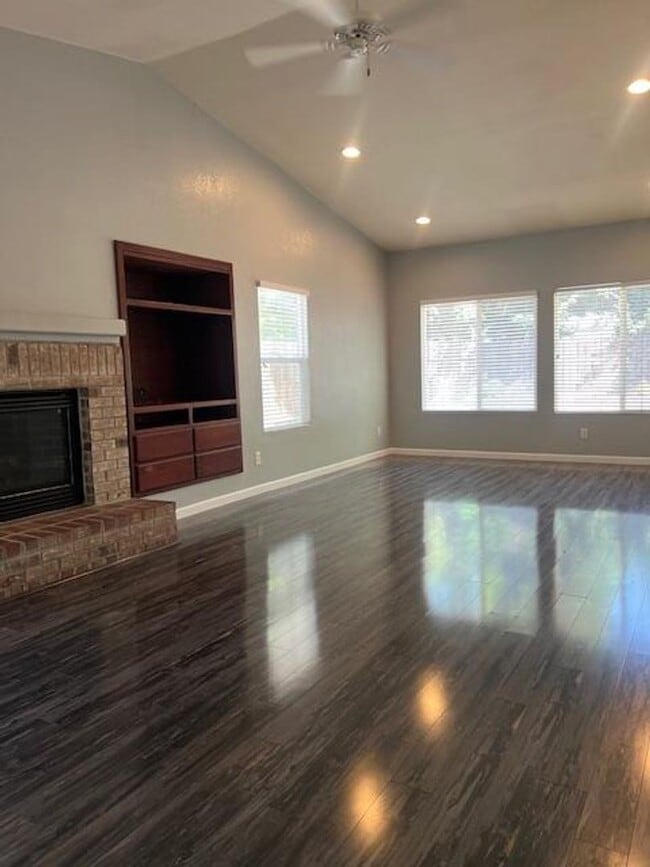 2049 Moonstone Way in Sacramento, CA - Building Photo - Building Photo