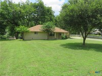 900 Boenig St in Seguin, TX - Foto de edificio - Building Photo