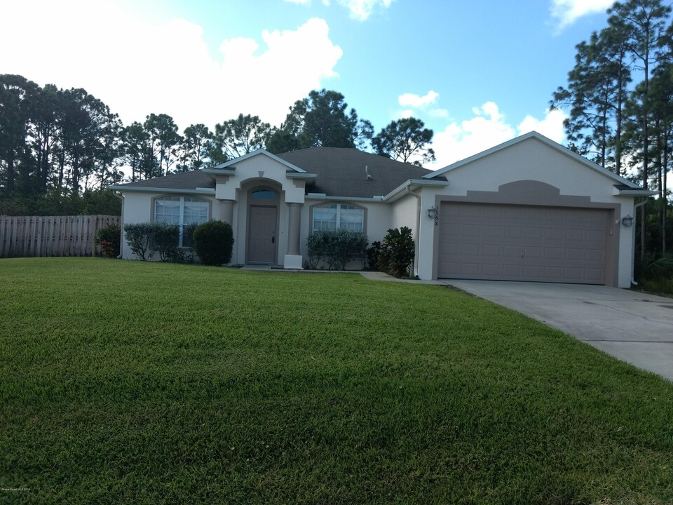 1758 Dalroy St NW in Palm Bay, FL - Building Photo