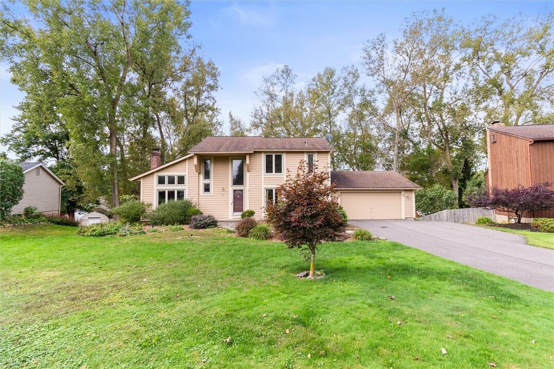 31 Misty Pine Rd in Fairport, NY - Building Photo