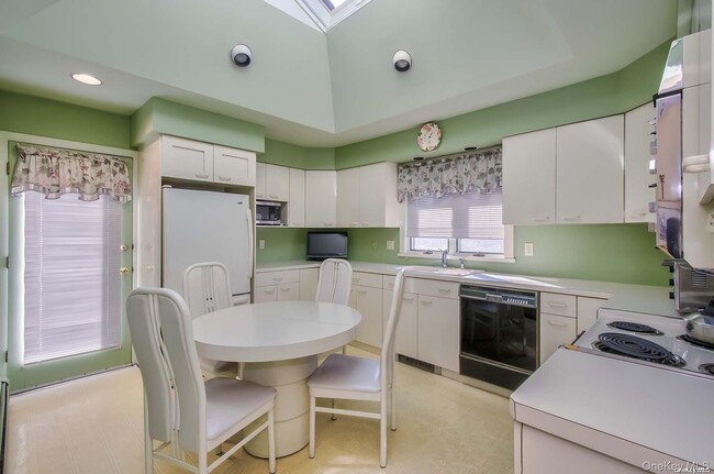 450 Lenox Rd in Huntington Station, NY - Building Photo - Building Photo
