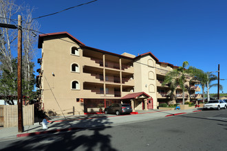 Villa Del Encanto in Santa Ana, CA - Foto de edificio - Building Photo