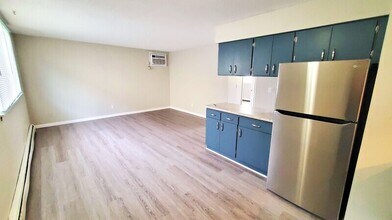 74 Northwood Dr in Hiawatha, IA - Building Photo - Building Photo