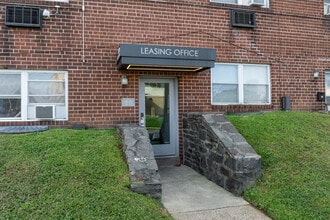 Longshore Apartments in Philadelphia, PA - Foto de edificio - Building Photo