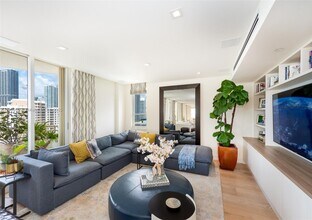 888 Brickell Key Dr, Unit # 2501 in Miami, FL - Foto de edificio - Building Photo