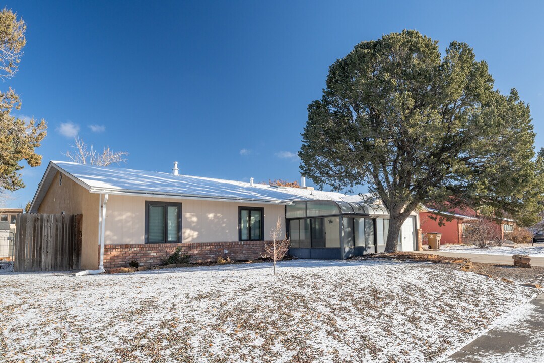 426 Pruitt Ave in White Rock, NM - Building Photo