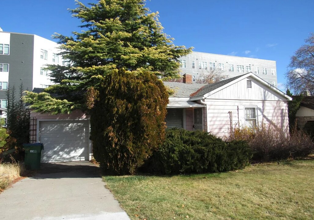 1540 Hillside Dr in Reno, NV - Building Photo